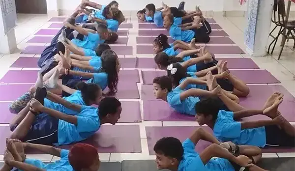 Crianças em atividade na Pequena Tribo